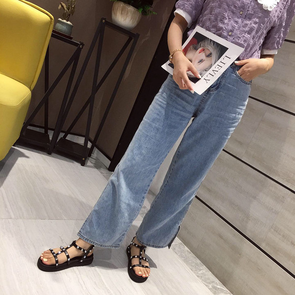 Дамски сандали в черен цвят с нитове