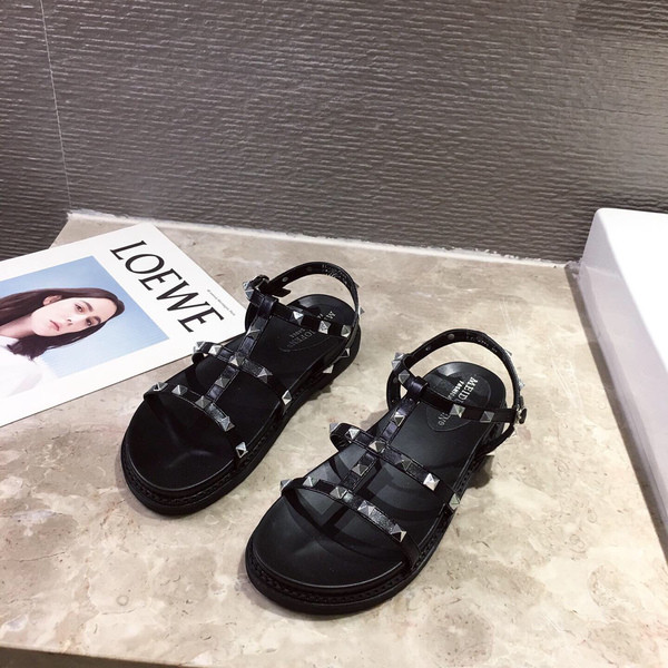 Дамски сандали в черен цвят с нитове