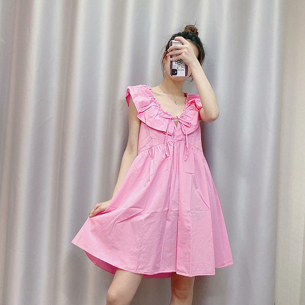 Haljina kratkog kroja s kovrčama i dubokim dekolteom