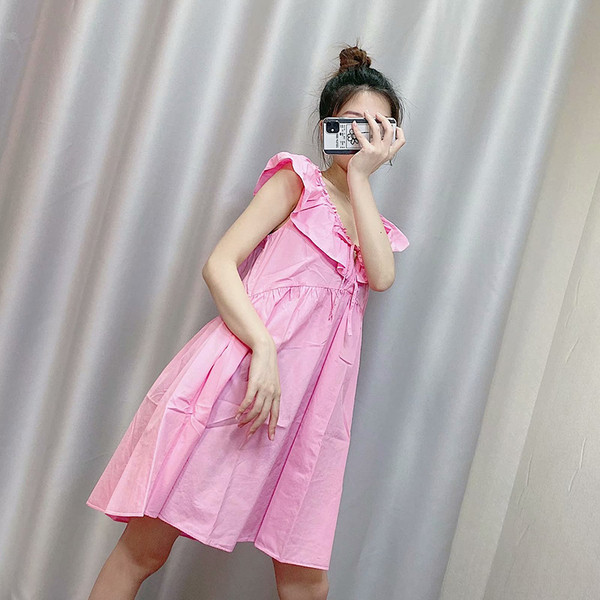 Haljina kratkog kroja s kovrčama i dubokim dekolteom