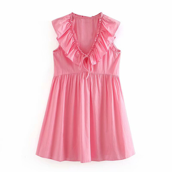 Haljina kratkog kroja s kovrčama i dubokim dekolteom