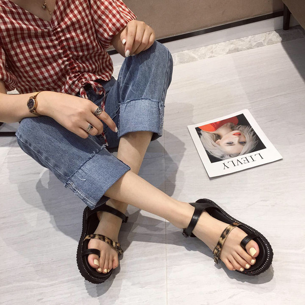 Ženske sandale sa ravnim đonom i kamenčićima u crnoj boji