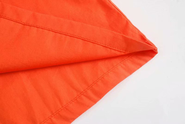 Kratka ženska haljina golih ramena i kovrča