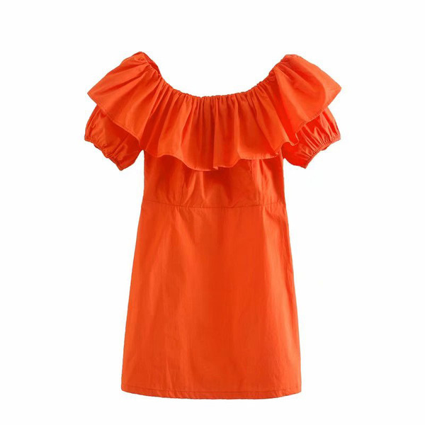 Kratka ženska haljina golih ramena i kovrča