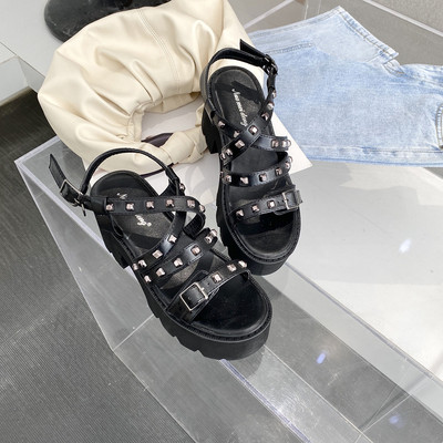 Дамски сандали на платформа в черен цвят с нитове