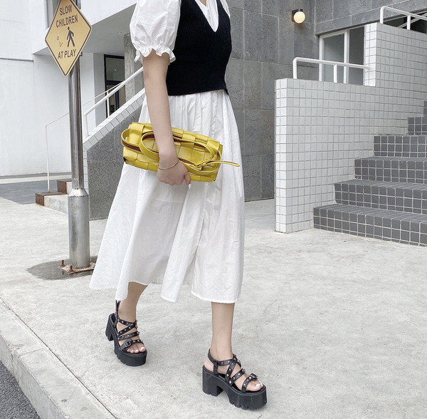 Ženske sandale s platformom u crnoj boji sa zakovicama