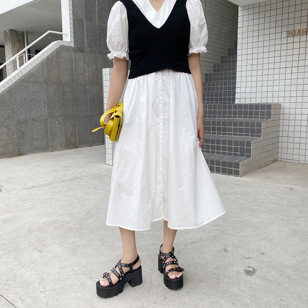 Ženske sandale s platformom u crnoj boji sa zakovicama