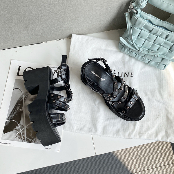 Ženske sandale s platformom u crnoj boji sa zakovicama