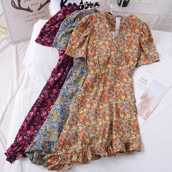 Асиметрична дамска рокля с шпиц деколте и флорален десен