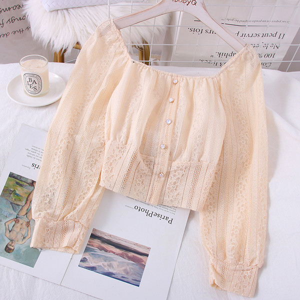 Modern női csipkeblúz csónakos nyakkivágással és gombokkal