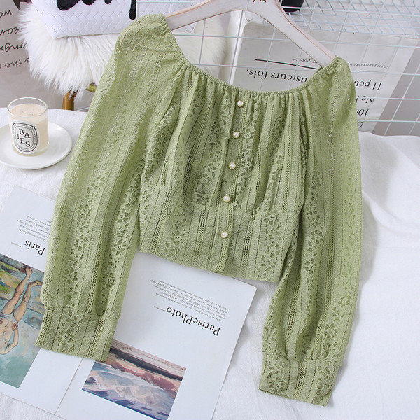 Modern női csipkeblúz csónakos nyakkivágással és gombokkal