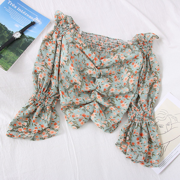 Modern női blúz csónakos nyakkivágással és lótusz ujjakkal