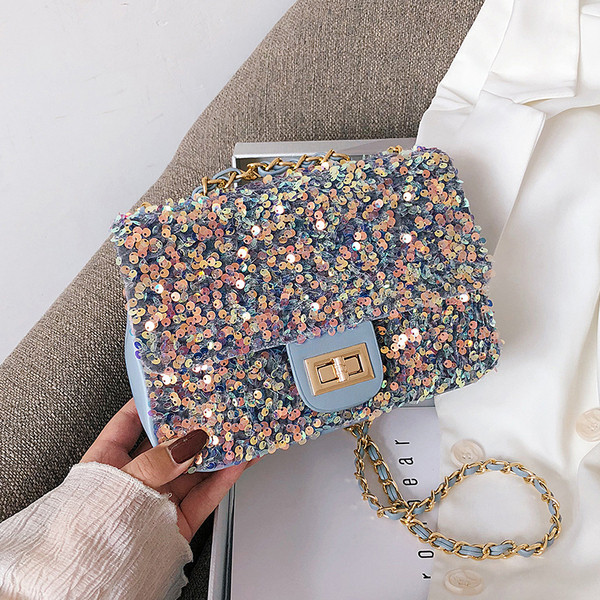 Σύγχρονη γυναικεία τσάντα με πούλιες και μακριά λαβή