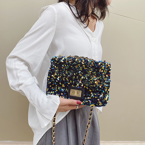 Σύγχρονη γυναικεία τσάντα με πούλιες και μακριά λαβή