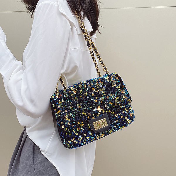 Σύγχρονη γυναικεία τσάντα με πούλιες και μακριά λαβή