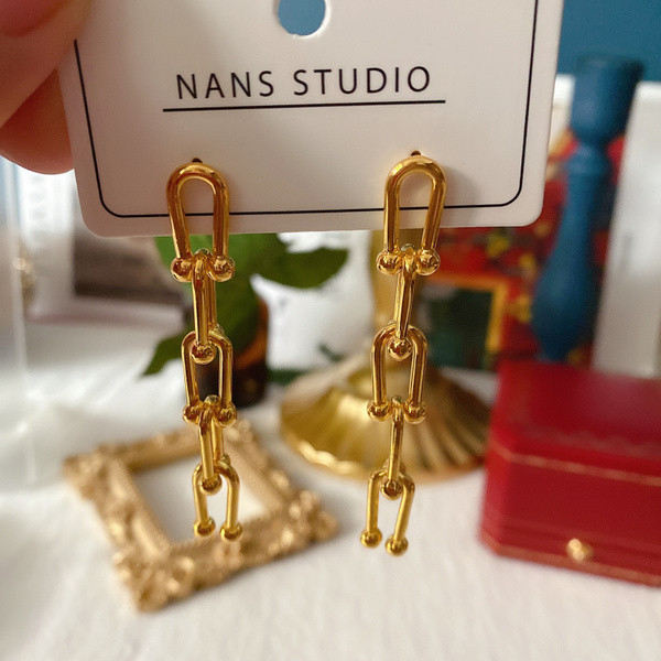 Moderne ženske viseće naušnice u zlatnoj boji