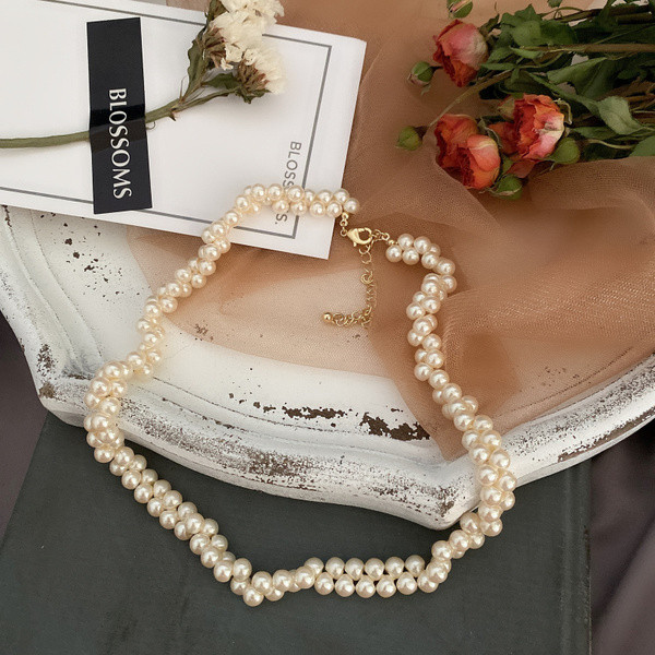 Elegantna ženska biserna ogrlica zlatne boje