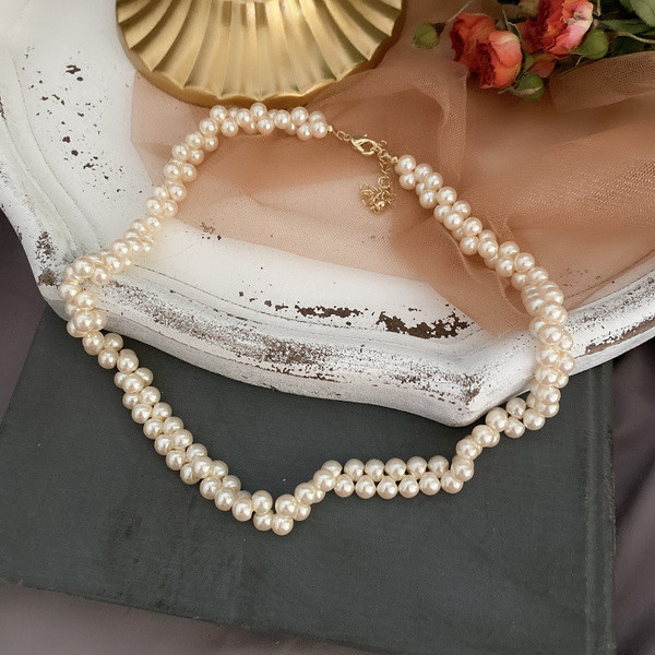 Elegantna ženska biserna ogrlica zlatne boje