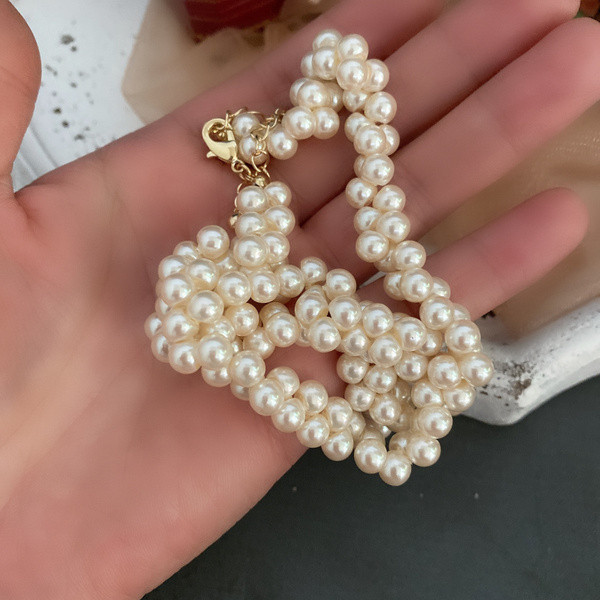 Elegantna ženska biserna ogrlica zlatne boje