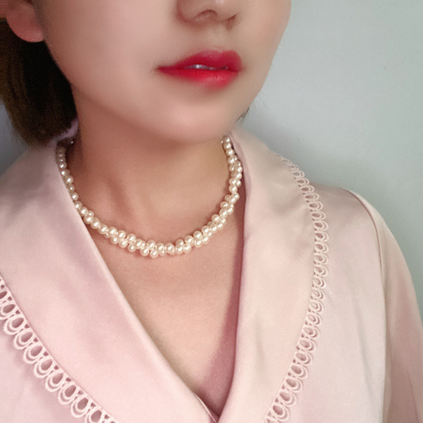Elegantna ženska biserna ogrlica zlatne boje