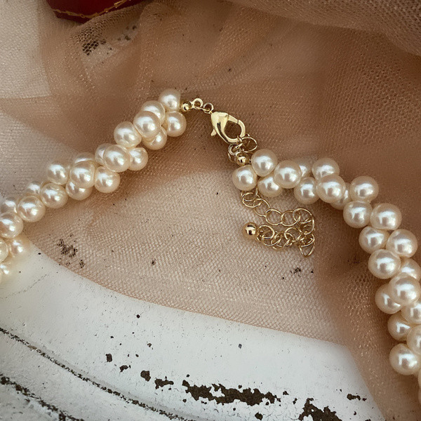 Elegantna ženska biserna ogrlica zlatne boje