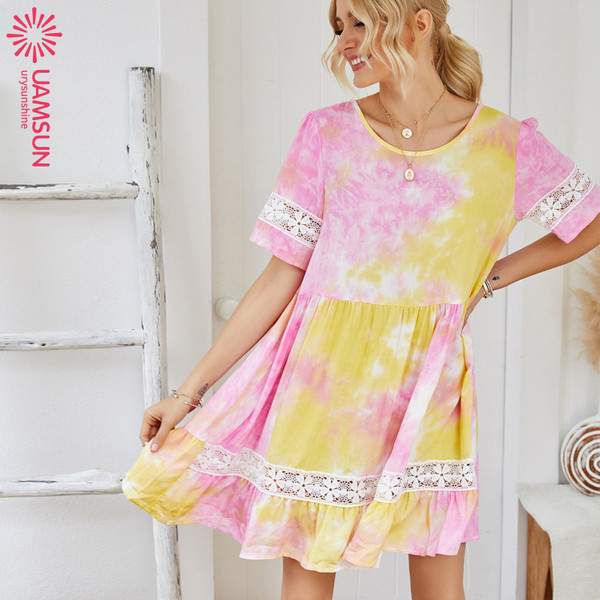 Γυναικείο κοντό φόρεμα με δαντέλα και οβάλ λαιμόκοψη σε ροζ χρώμα