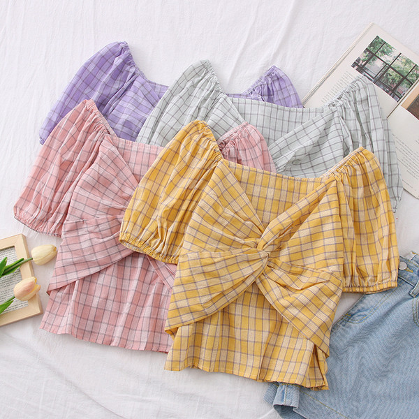 Μοντέρνα γυναικεία μπλούζα καρό με ντεκολτέ και κοντά μανίκια