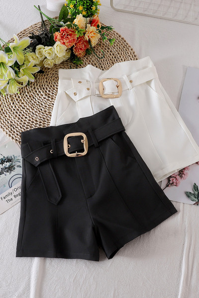 Μοντέρνα γυναικεία σορτς με υψηλή μέση και ζώνη