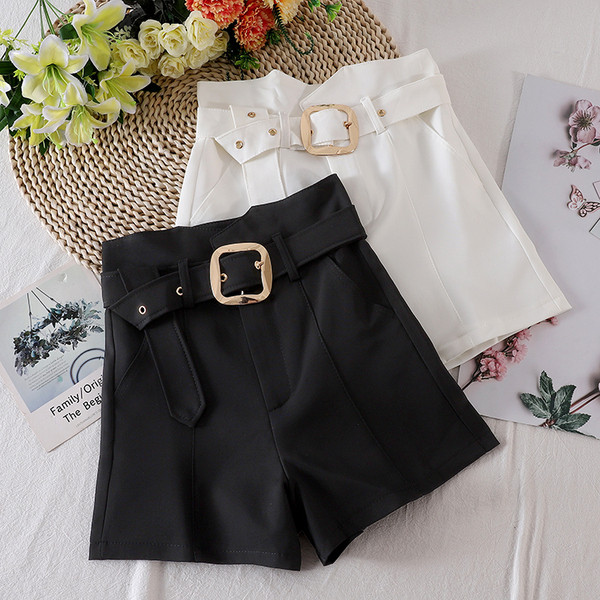 Μοντέρνα γυναικεία σορτς με υψηλή μέση και ζώνη