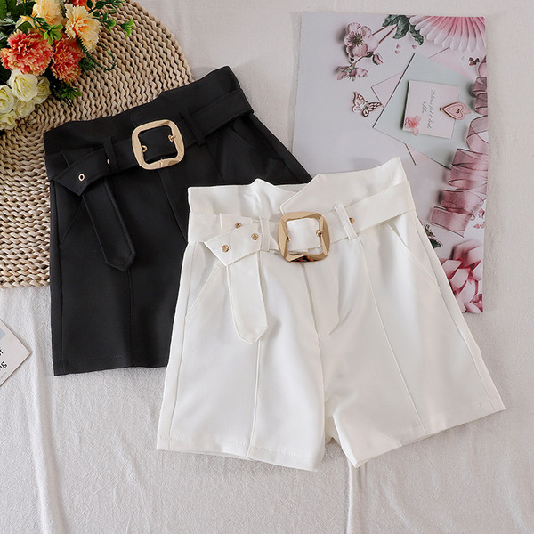 Μοντέρνα γυναικεία σορτς με υψηλή μέση και ζώνη