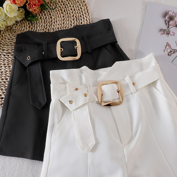 Μοντέρνα γυναικεία σορτς με υψηλή μέση και ζώνη