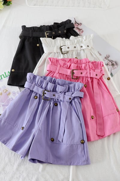 Női rövidnadrág lyukakkal és zsebekkel