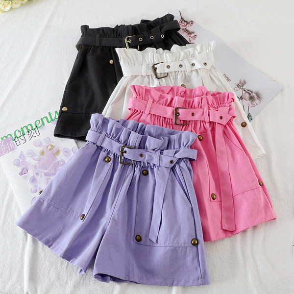 Női rövidnadrág lyukakkal és zsebekkel