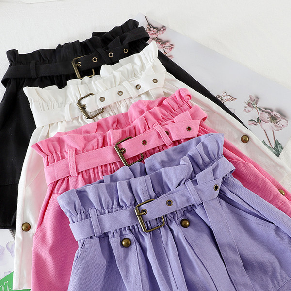 Női rövidnadrág lyukakkal és zsebekkel