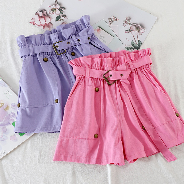 Női rövidnadrág lyukakkal és zsebekkel