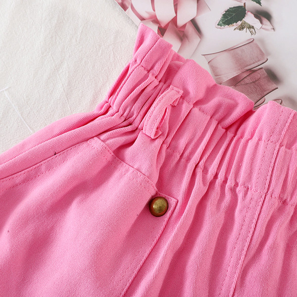 Női rövidnadrág lyukakkal és zsebekkel