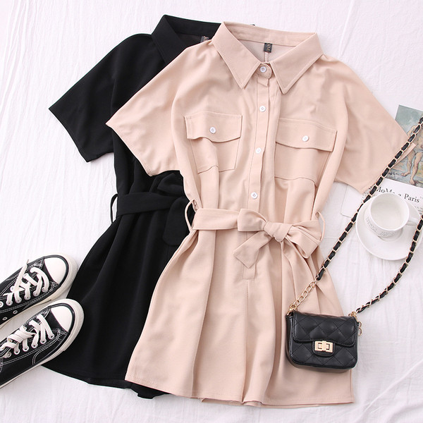 Κοντή γυναικεία ολόσωμη φόρμα με κλασικό κολάρο και ζώνη