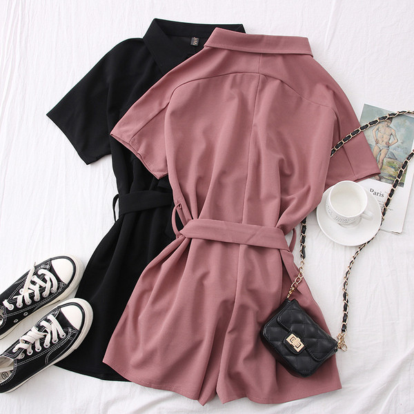 Κοντή γυναικεία ολόσωμη φόρμα με κλασικό κολάρο και ζώνη