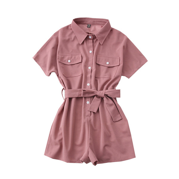 Κοντή γυναικεία ολόσωμη φόρμα με κλασικό κολάρο και ζώνη