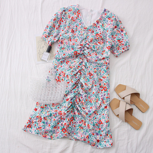 Κοντό γυναικείο φόρεμα με λουλουδάτο μοτίβο και ντεκολτέ spitz