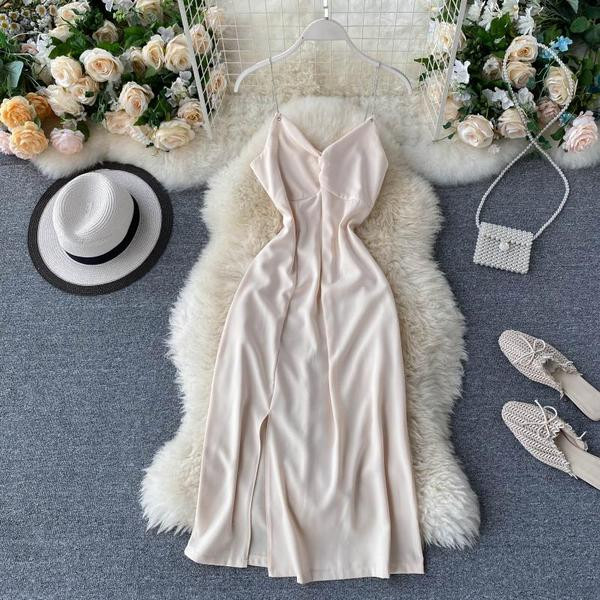 Κομψό γυναικείο φόρεμα με σχισμή και μεταλλικό λουράκι