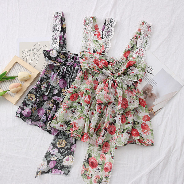 Női felső virágmintával, szalaggal és csipkével