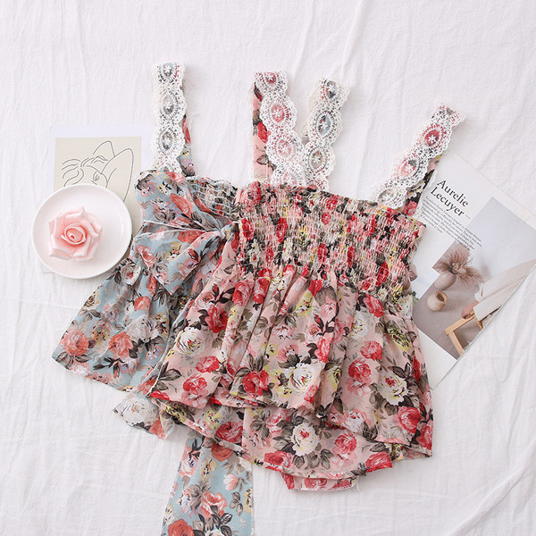 Női felső virágmintával, szalaggal és csipkével