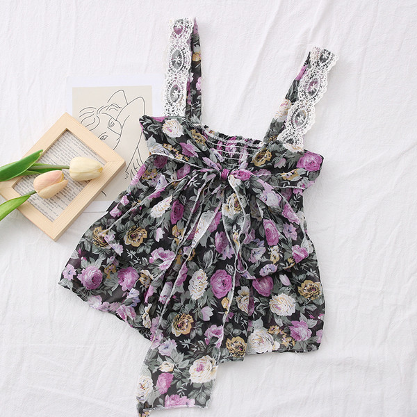 Női felső virágmintával, szalaggal és csipkével