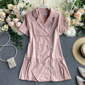 Rochie pliată de damă elegantă, cu mâneci scurte și nasturi