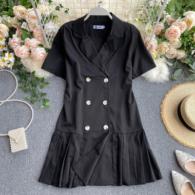 Rochie pliată de damă elegantă, cu mâneci scurte și nasturi