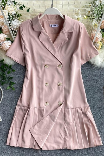 Stílusos női rakott ruha rövid ujjal és gombokkal