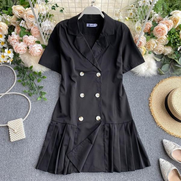 Stílusos női rakott ruha rövid ujjal és gombokkal