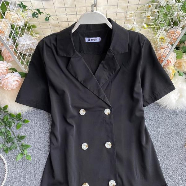 Stílusos női rakott ruha rövid ujjal és gombokkal