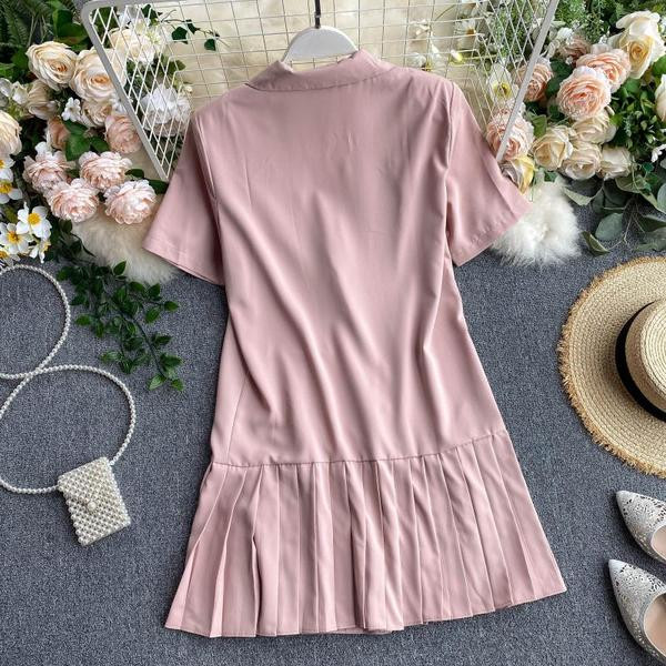 Stílusos női rakott ruha rövid ujjal és gombokkal